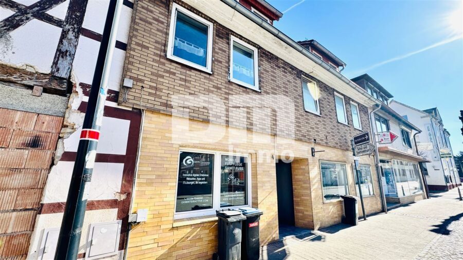 Vollvermietetes Wohn- und Gewerbeensemble: 3 Wohnungen + 2 Gewerbeeinheiten - Frontansicht Titel